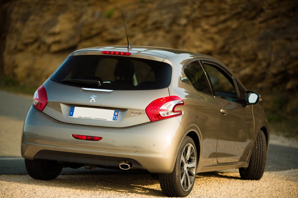 [Pano] Peugeot 208 Féline 1.6 e-HDi 115 Spirit Grey 3p - 004