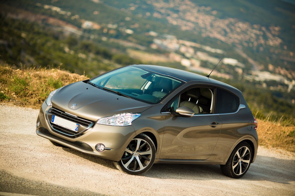 [Pano] Peugeot 208 Féline 1.6 e-HDi 115 Spirit Grey 3p - 005