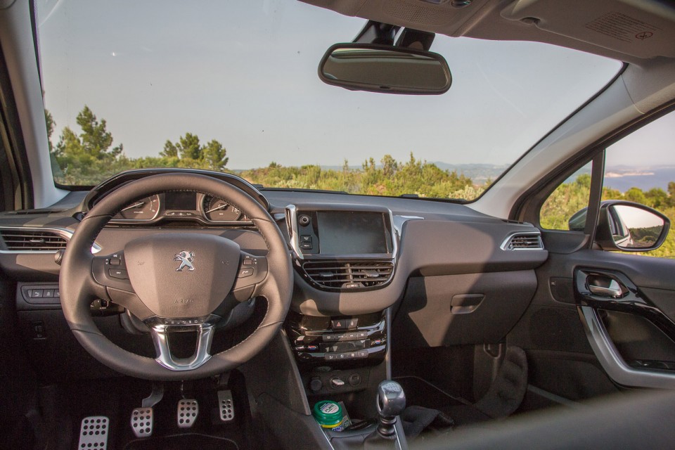 [Pano] Habitacle Peugeot 208 Féline 1.6 e-HDi 115 Spirit Grey 3p - 007