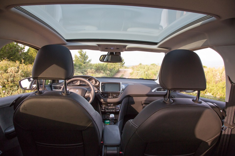 [Pano] Intérieur Peugeot 208 Féline 1.6 e-HDi 115 Spirit Grey 3p - 008