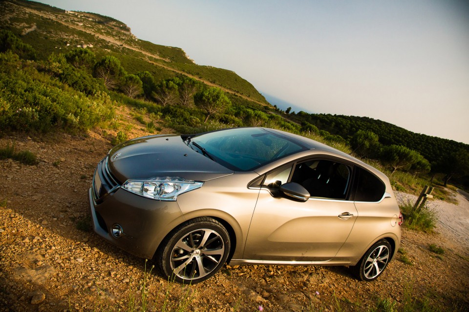 [Pano] Peugeot 208 Féline 1.6 e-HDi 115 Spirit Grey 3p - 009