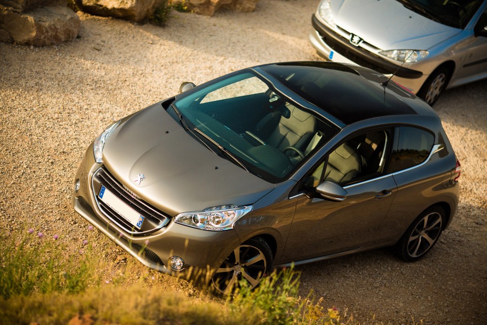 [Pano] Peugeot 208 Féline 1.6 e-HDi 115 Spirit Grey 3p - 010