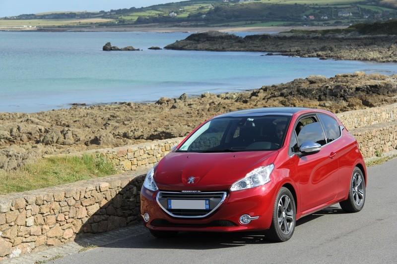 [pierretesson] Peugeot 208 Allure 1.6 e-HDi 92 Rouge Érythrée 3p - 006
