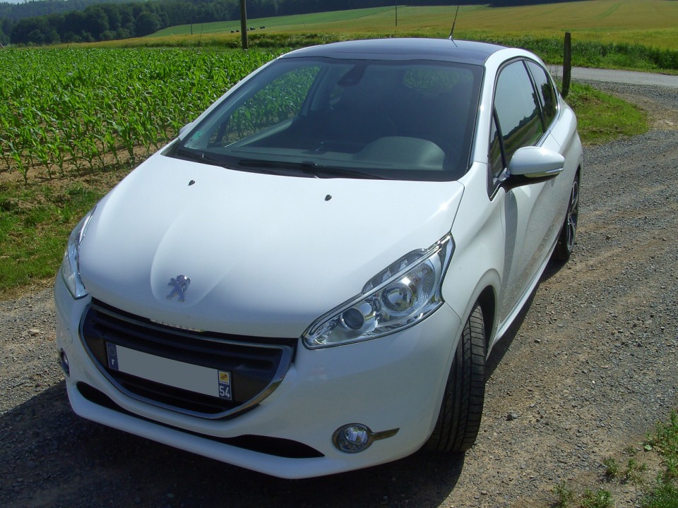 [sebastihein] Peugeot 208 Féline 1.6 e-HDi 115 Blanc Banquise 3p - 001