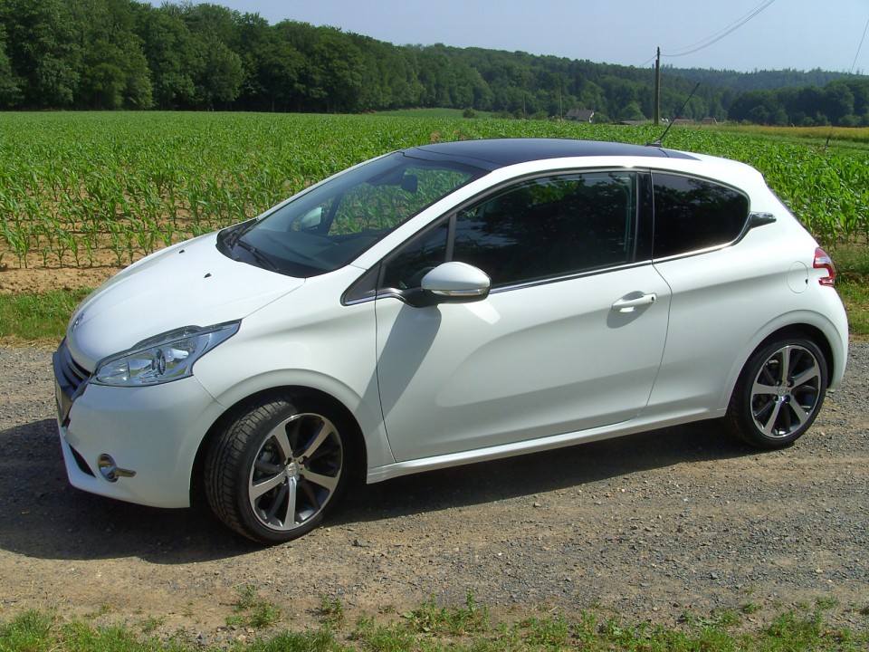 [sebastihein] Peugeot 208 Féline 1.6 e-HDi 115 Blanc Banquise 3p - 002