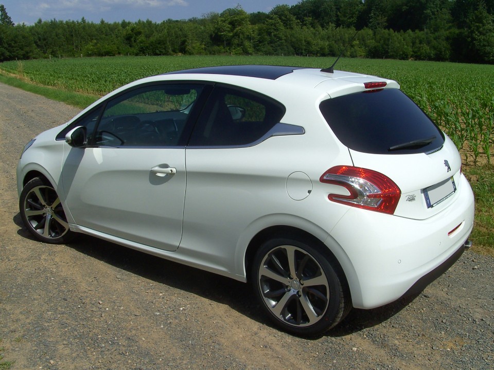 [sebastihein] Peugeot 208 Féline 1.6 e-HDi 115 Blanc Banquise 3p - 003