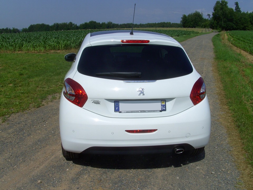 [sebastihein] Peugeot 208 Féline 1.6 e-HDi 115 Blanc Banquise 3p - 004