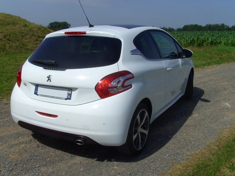 [sebastihein] Peugeot 208 Féline 1.6 e-HDi 115 Blanc Banquise 3p - 005