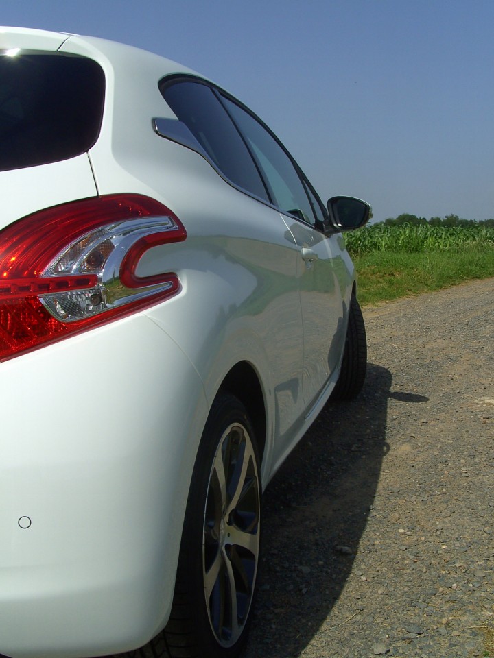 [sebastihein] Peugeot 208 Féline 1.6 e-HDi 115 Blanc Banquise 3p - 006