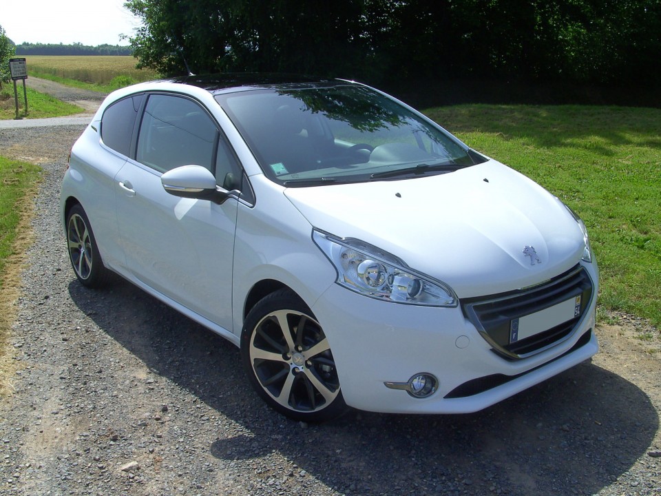 [sebastihein] Peugeot 208 Féline 1.6 e-HDi 115 Blanc Banquise 3p - 007