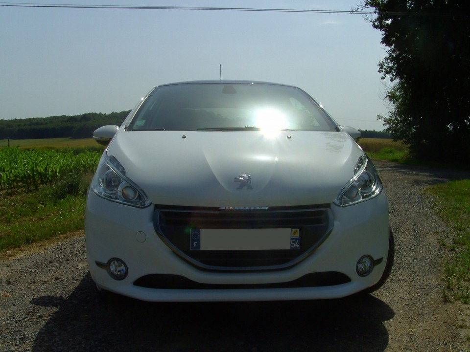[sebastihein] Peugeot 208 Féline 1.6 e-HDi 115 Blanc Banquise 3p - 008
