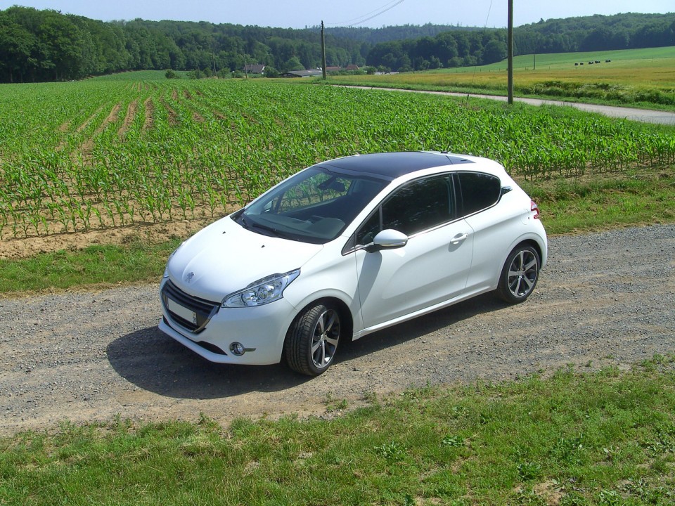 [sebastihein] Peugeot 208 Féline 1.6 e-HDi 115 Blanc Banquise 3p - 010