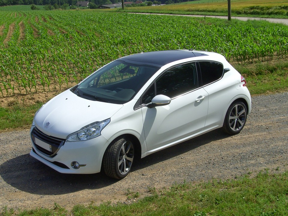 [sebastihein] Peugeot 208 Féline 1.6 e-HDi 115 Blanc Banquise 3p - 011