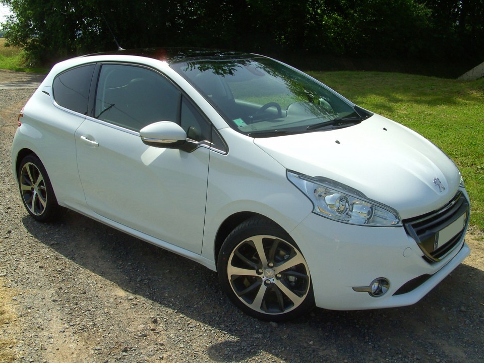 [sebastihein] Peugeot 208 Féline 1.6 e-HDi 115 Blanc Banquise 3p - 014