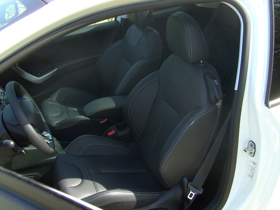 [sebastihein] Intérieur Cuir Peugeot 208 Féline 1.6 e-HDi 115 Blanc Banquise 3p - 015