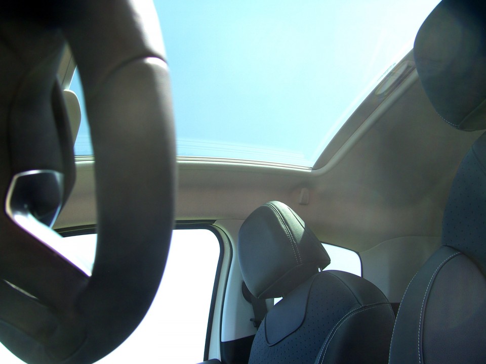 [sebastihein] Toit en verre Peugeot 208 Féline 1.6 e-HDi 115 Blanc Banquise 3p - 017