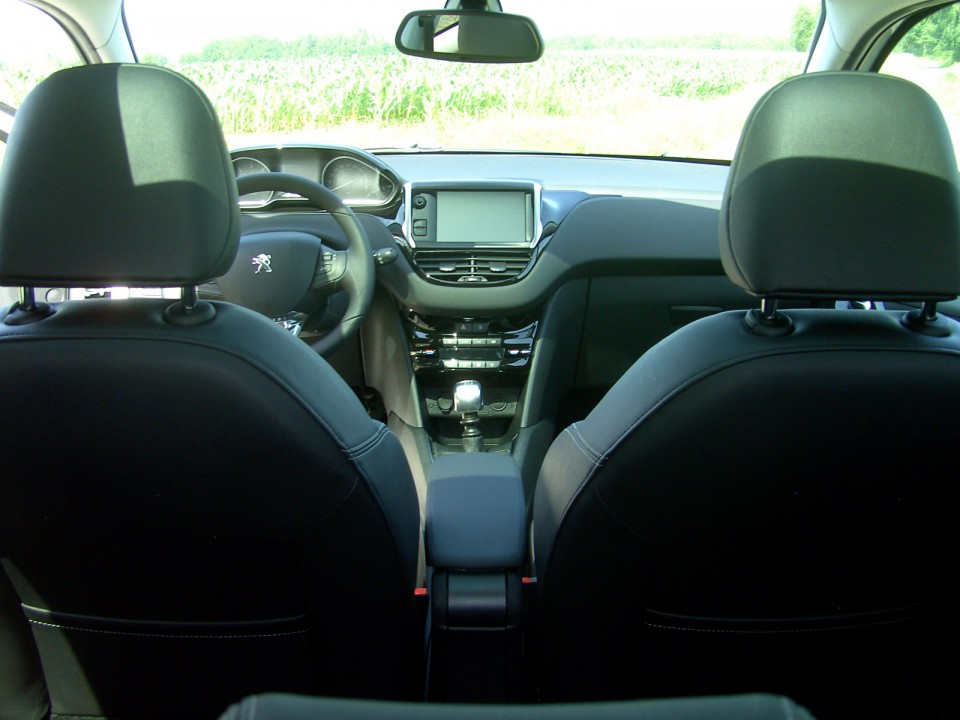 [sebastihein] Intérieur Peugeot 208 Féline 1.6 e-HDi 115 Blanc Banquise 3p - 018