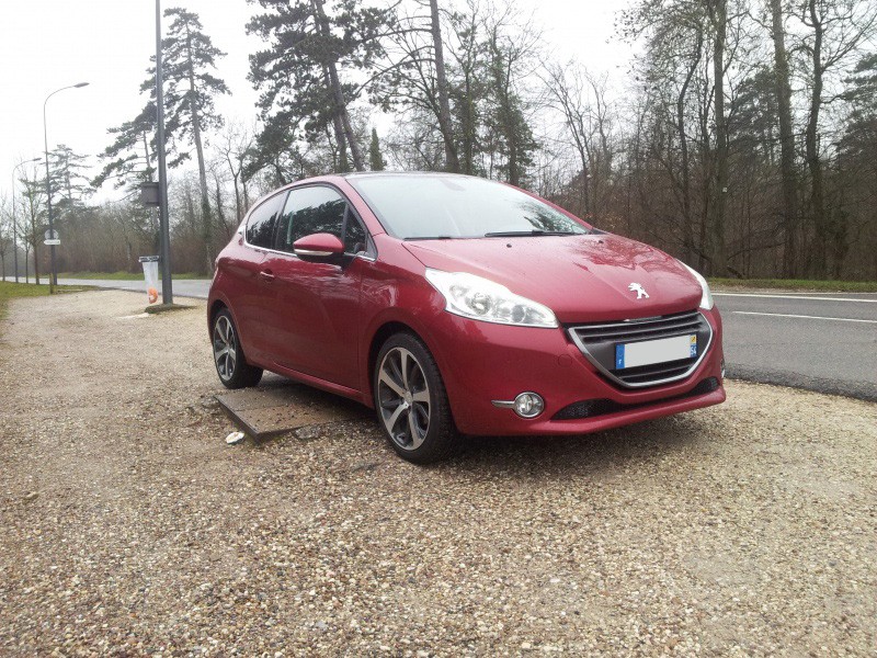 [spirit54] Peugeot 208 Féline 1.6 e-HDi 115 Rouge Érythrée 3p - 001
