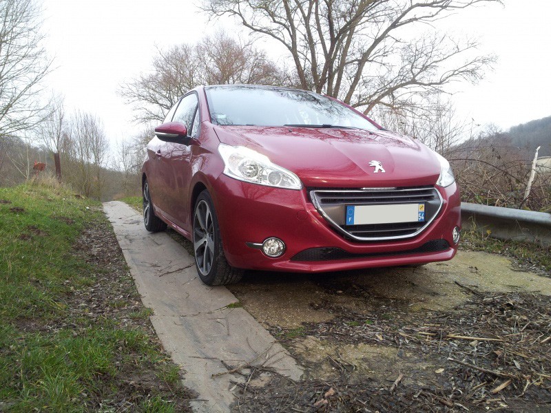 [spirit54] Peugeot 208 Féline 1.6 e-HDi 115 Rouge Érythrée 3p - 003