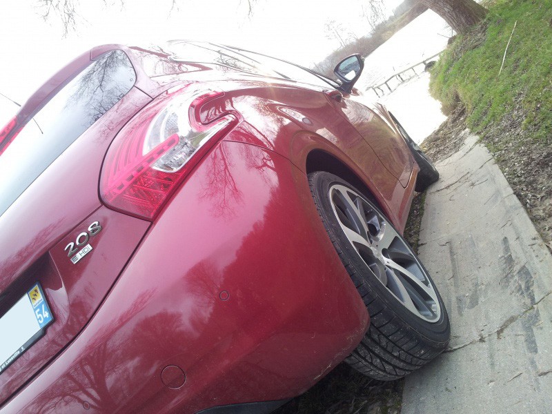 [spirit54] Peugeot 208 Féline 1.6 e-HDi 115 Rouge Érythrée 3p - 004