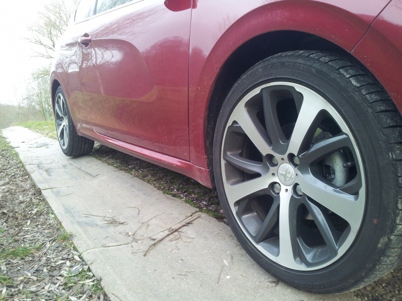 [spirit54] Peugeot 208 Féline 1.6 e-HDi 115 Rouge Érythrée 3p - 005