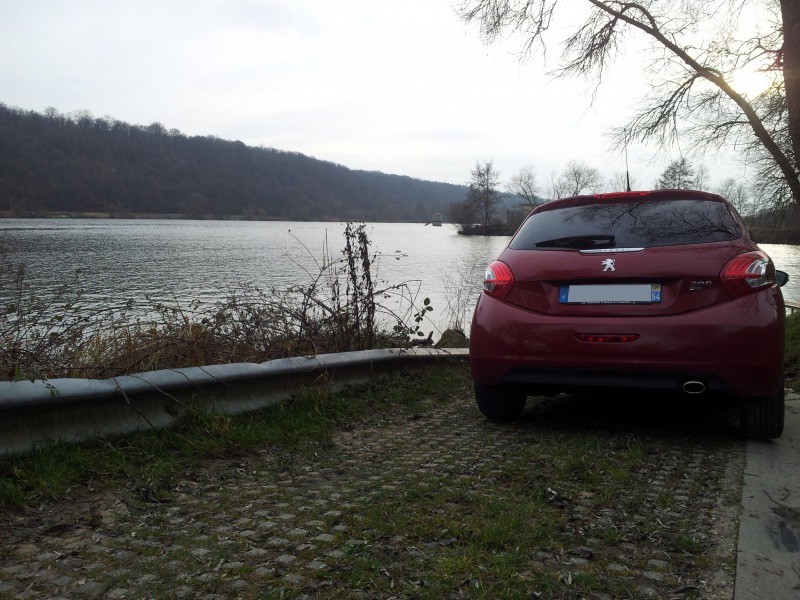 [spirit54] Peugeot 208 Féline 1.6 e-HDi 115 Rouge Érythrée 3p - 011