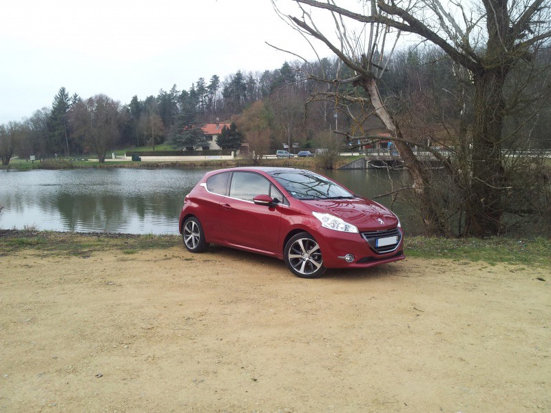 [spirit54] Peugeot 208 Féline 1.6 e-HDi 115 Rouge Érythrée 3p - 012