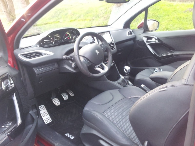 [spirit54] Peugeot 208 Féline 1.6 e-HDi 115 Rouge Érythrée 3p - 016