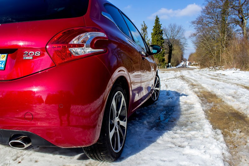 [spirit54] Peugeot 208 Féline 1.6 e-HDi 115 Rouge Érythrée 3p - 019