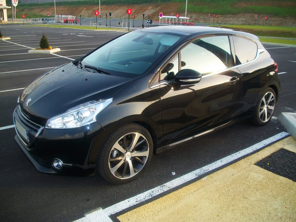 [toni] Peugeot 208 Féline 1.6 e-HDi 115 Noir Obsidien 3p - 001