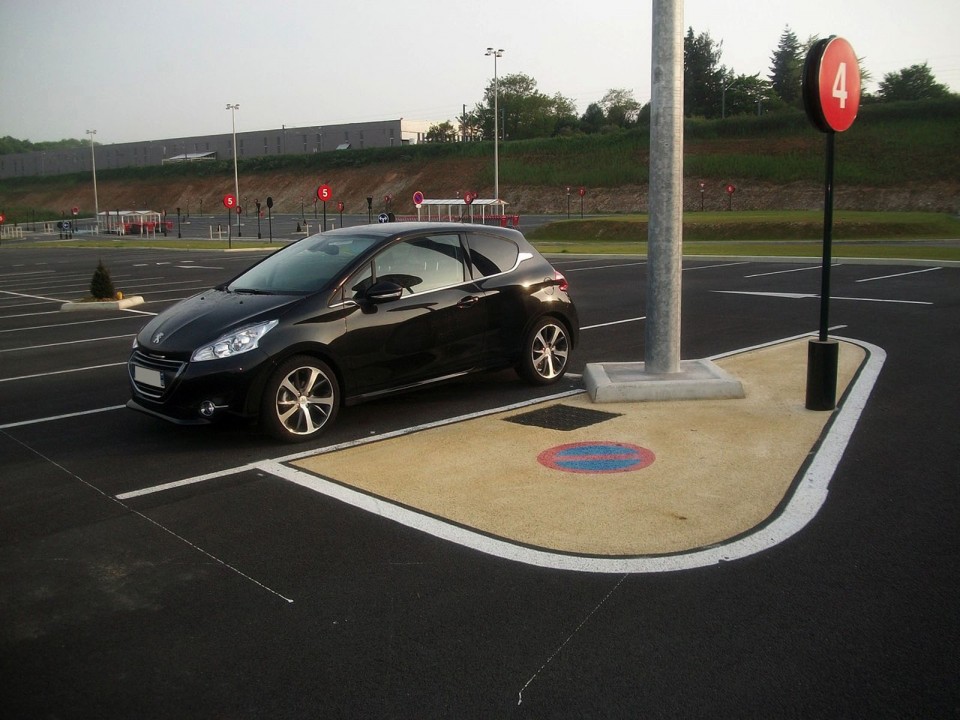[toni] Peugeot 208 Féline 1.6 e-HDi 115 Noir Obsidien 3p - 002