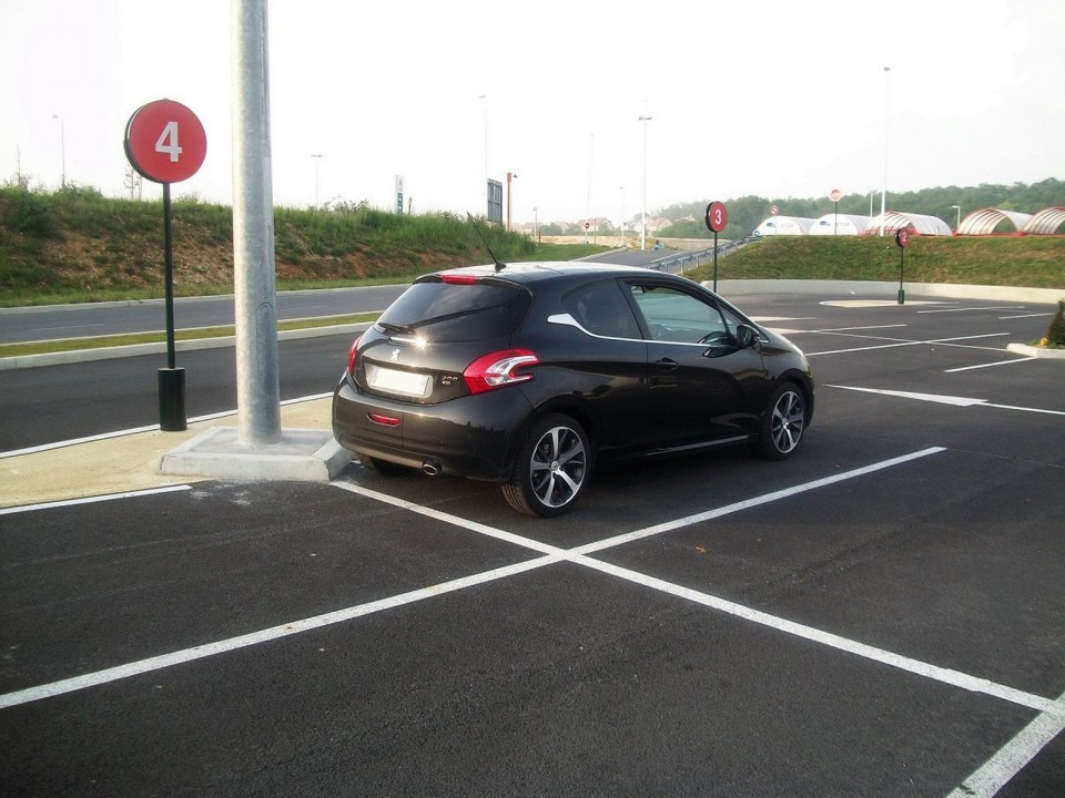 [toni] Peugeot 208 Féline 1.6 e-HDi 115 Noir Obsidien 3p - 003