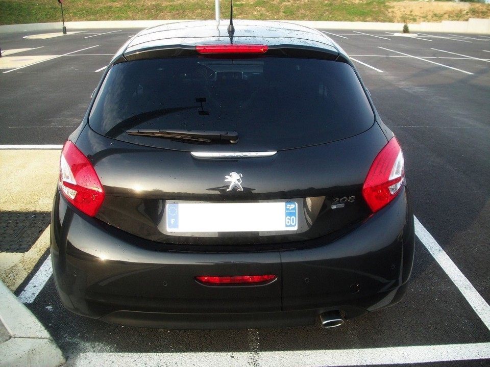 [toni] Peugeot 208 Féline 1.6 e-HDi 115 Noir Obsidien 3p - 004
