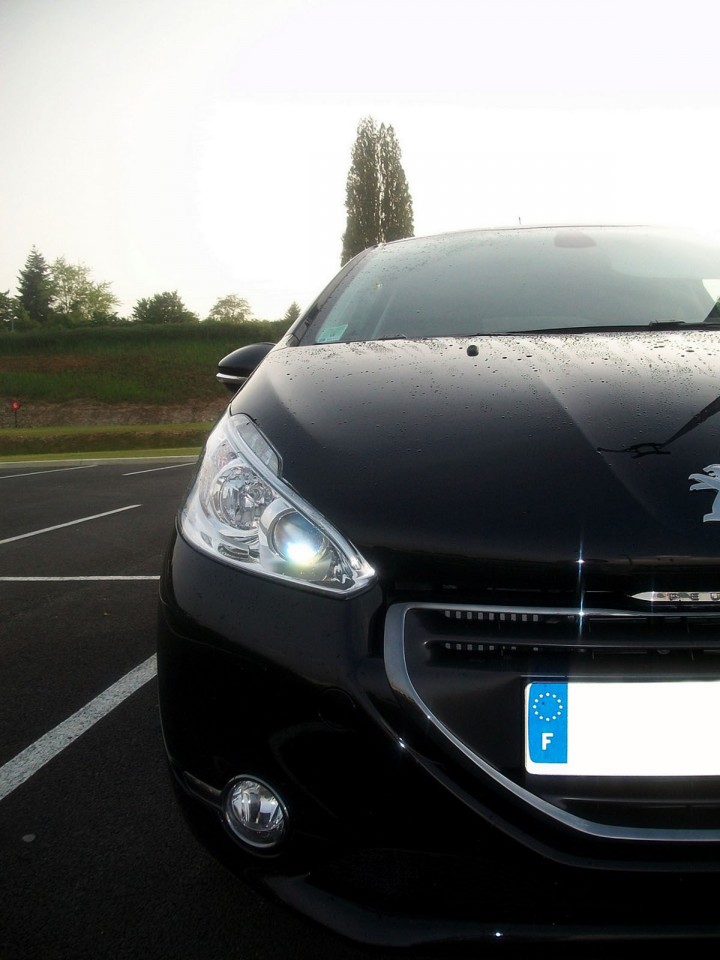 [toni] Face avant Peugeot 208 Féline 1.6 e-HDi 115 Noir Obsidien 3p - 006