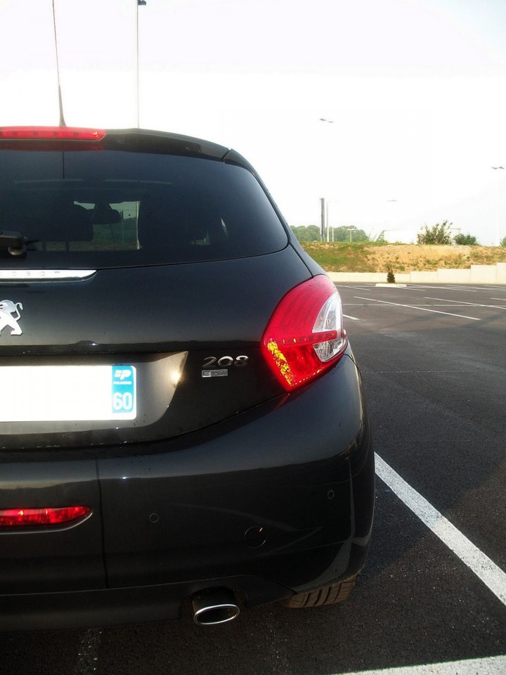 [toni] Vue arrière Peugeot 208 Féline 1.6 e-HDi 115 Noir Obsidien 3p - 007