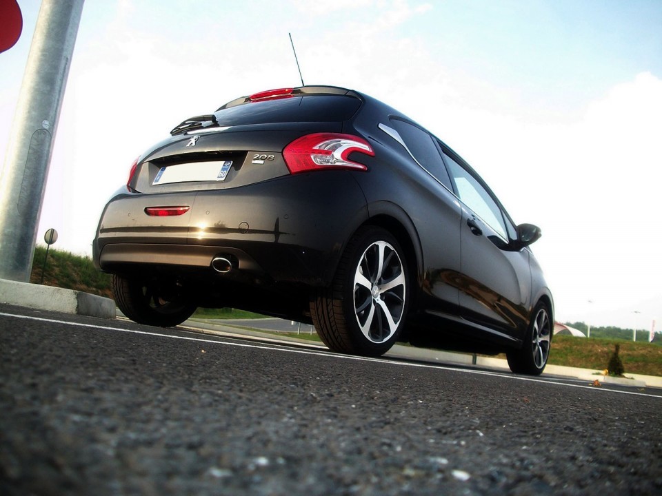 [toni] Peugeot 208 Féline 1.6 e-HDi 115 Noir Obsidien 3p - 008