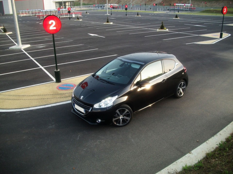 [toni] Peugeot 208 Féline 1.6 e-HDi 115 Noir Obsidien 3p - 010