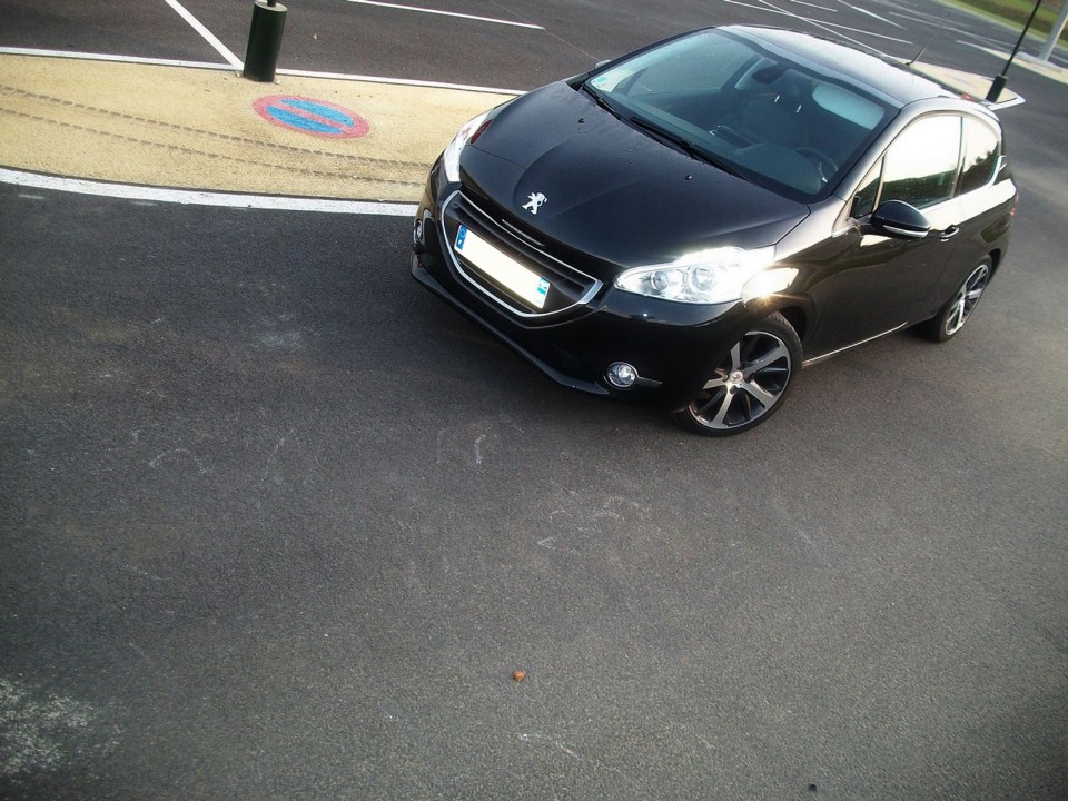 [toni] Peugeot 208 Féline 1.6 e-HDi 115 Noir Obsidien 3p - 011