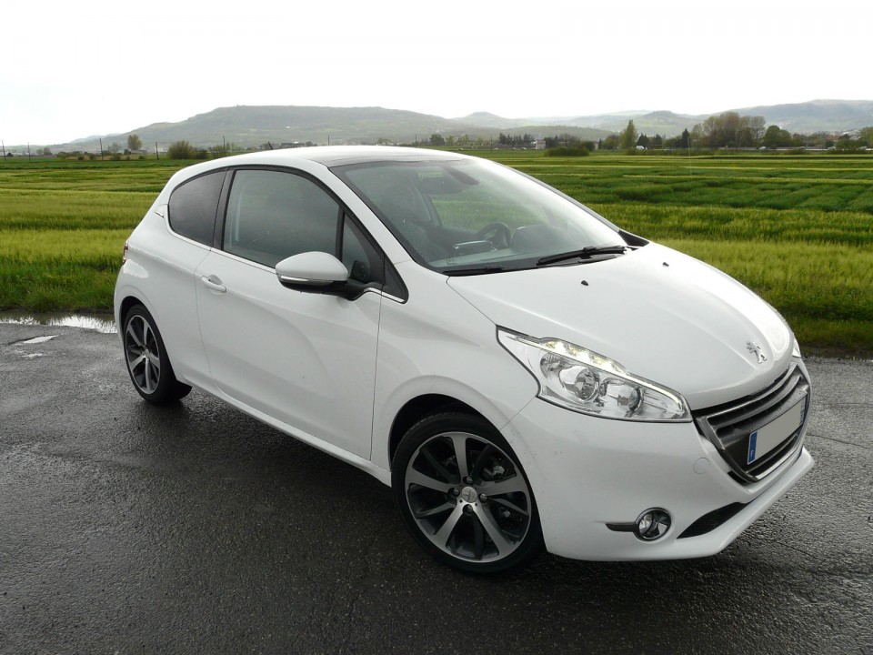 [victor] Peugeot 208 Féline 1.6 e-HDi 115 Blanc Banquise 3p - 001