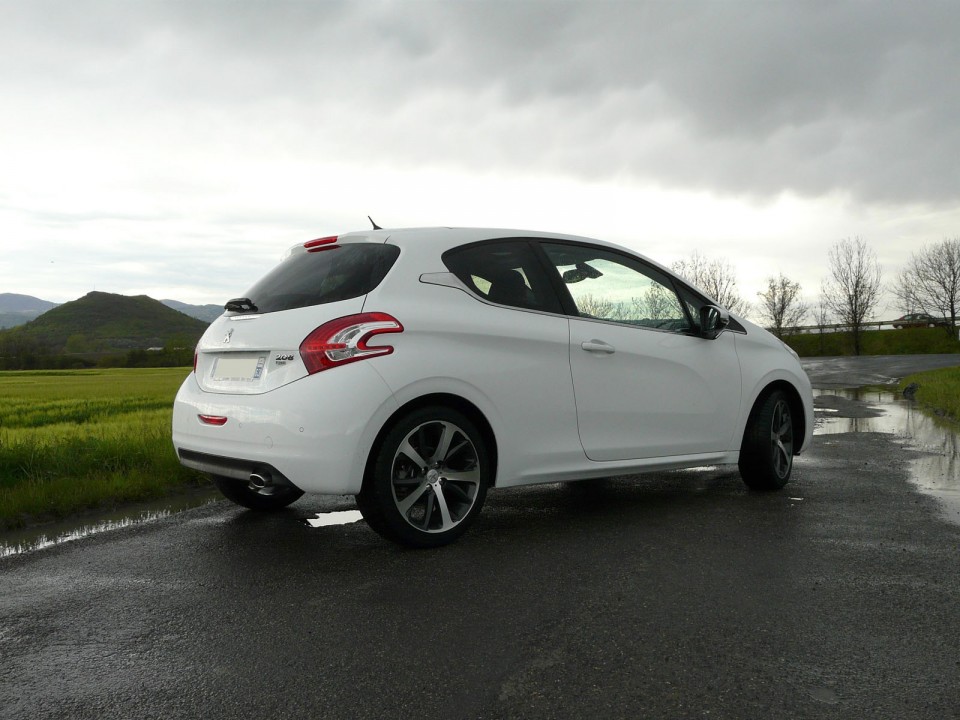 [victor] Peugeot 208 Féline 1.6 e-HDi 115 Blanc Banquise 3p - 002