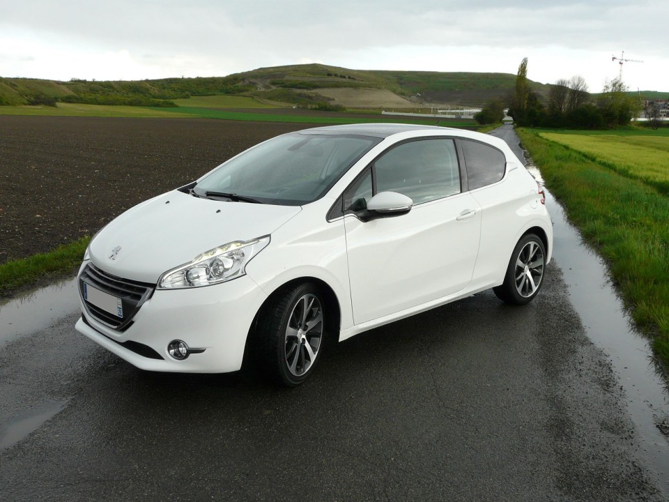 [victor] Peugeot 208 Féline 1.6 e-HDi 115 Blanc Banquise 3p - 003