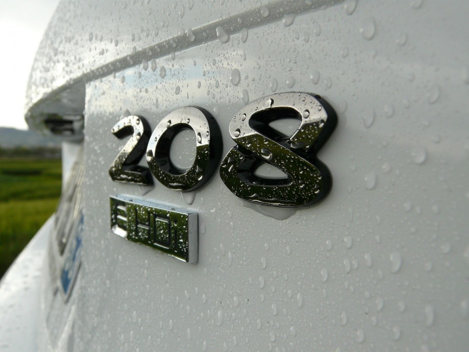 [victor] Sigle Peugeot 208 Féline 1.6 e-HDi 115 Blanc Banquise 3p - 004