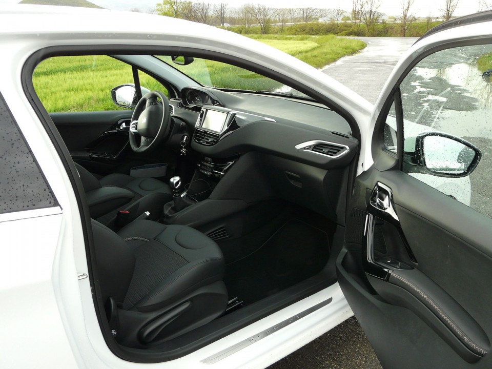 [victor] Habitacle Peugeot 208 Féline 1.6 e-HDi 115 Blanc Banquise 3p - 005