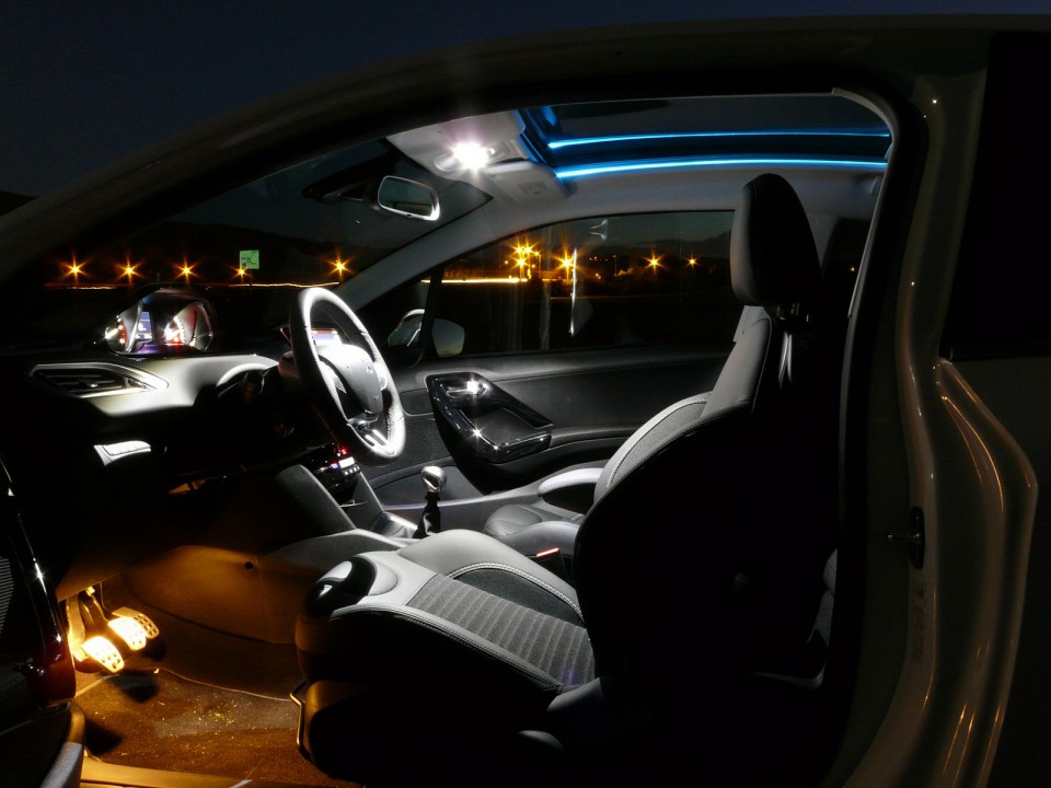 [victor] Habitacle Peugeot 208 Féline 1.6 e-HDi 115 Blanc Banquise 3p - 009
