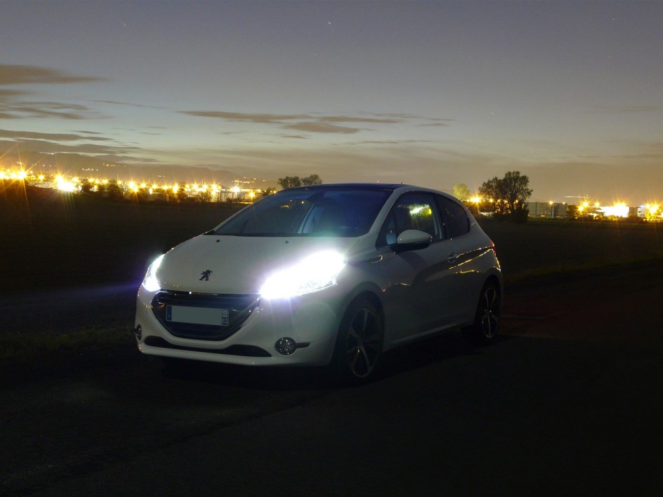 [victor] Peugeot 208 Féline 1.6 e-HDi 115 Blanc Banquise 3p - 014