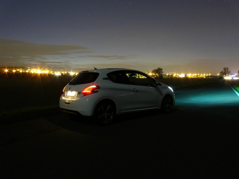 [victor] Peugeot 208 Féline 1.6 e-HDi 115 Blanc Banquise 3p - 015