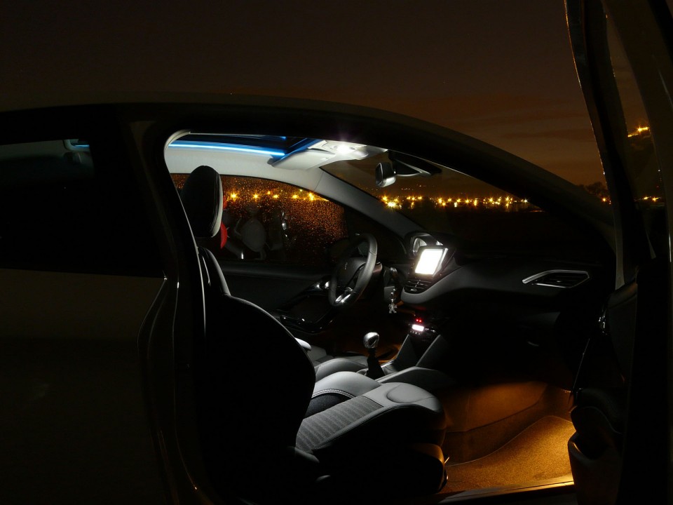 [victor] Habitacle Peugeot 208 Féline 1.6 e-HDi 115 Blanc Banquise 3p - 016