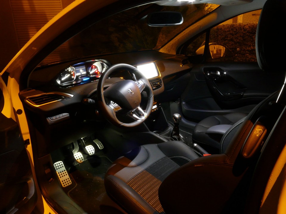 [victor] Intérieur Peugeot 208 Féline 1.6 e-HDi 115 Blanc Banquise 3p - 017