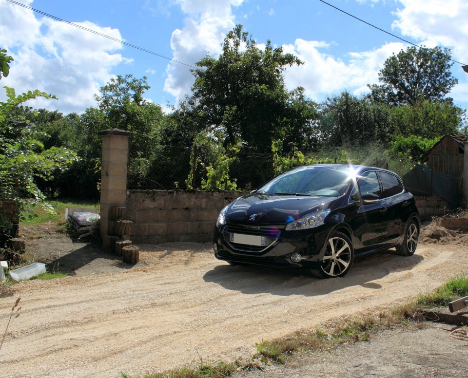 [yann2n] Peugeot 208 Féline 1.6 VTI 120 Noir Obsidien 5p - 001