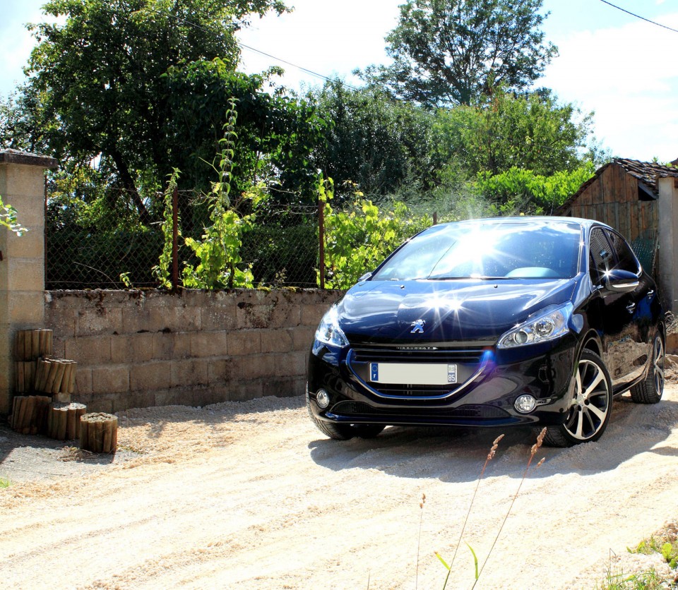 [yann2n] Peugeot 208 Féline 1.6 VTI 120 Noir Obsidien 5p - 002